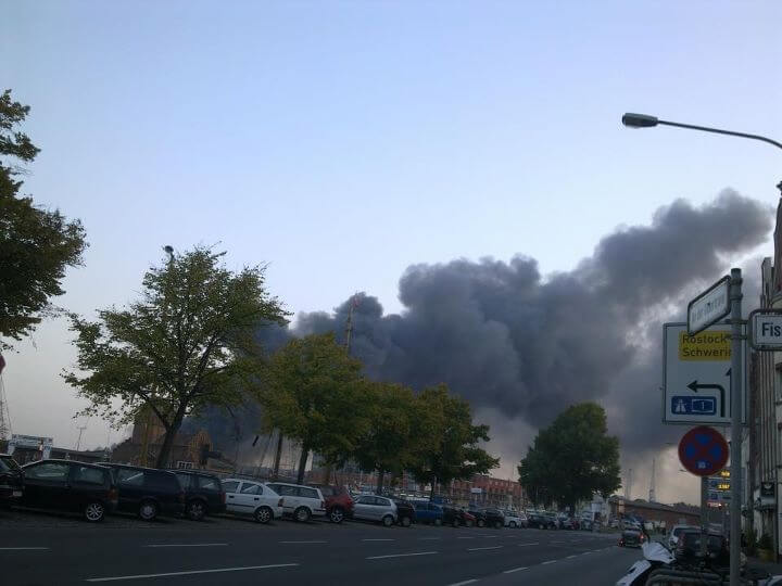 Blick-von-der-untertrave in Fahrtbiergarage in Flammen